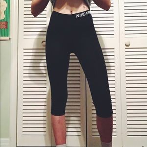 NIKE PRO CAPRI SPORTS PANTS